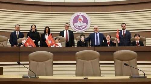AYM Başkanı Özkaya, Lösemi tedavisi gören çocukları misafir etti