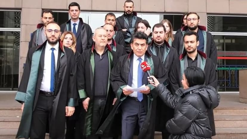 Avukat gözaltılarına adliye önünde tepki: &#039;Bugün vesayeti kabul eden yarın cübbesini ilikler&#039;