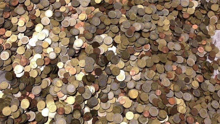 Borçlu olduğu şirkete borcunu üç ton madeni parayla ödedi