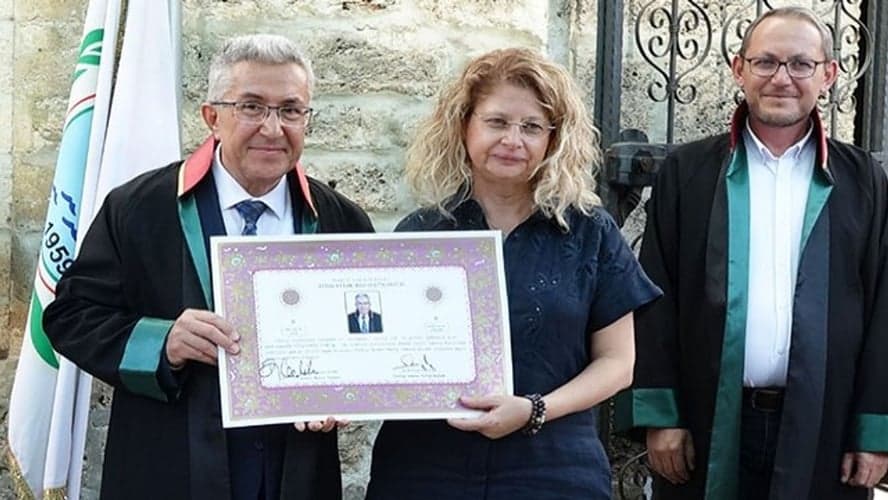 40 yıl önce bıraktığı fakülteyi bitirip, 63 yaşında avukat oldu