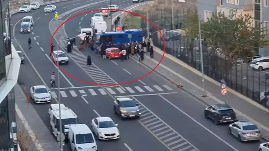 Tutuklu yakınlarından cezaevi aracı ve polis midibüsüne taşlı, tekmeli saldırı