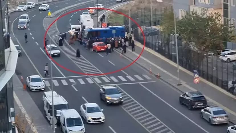 Tutuklu yakınlarından cezaevi aracı ve polis midibüsüne taşlı, tekmeli saldırı