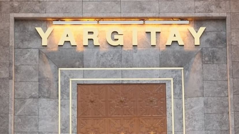 SİYASETÇİLERİN, GAZETECİLERİN VE HALKIN YAKIN DENETİMİNE AÇIK OLAN, KAMUOYUNA MAL OLMUŞ KİŞİ HALİNE GELMEYİ BİLEREK TERCİH ETMELERİ NEDENİYLE KENDİLERİNE YÖNELİK ELEŞTİRİLERİN İZİN VERİLEN SINIRLARI ÖZEL KİŞİLERE NAZARAN DAHA GENİŞTİR