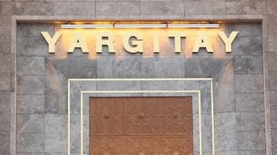 SİYASETÇİLERİN, GAZETECİLERİN VE HALKIN YAKIN DENETİMİNE AÇIK OLAN, KAMUOYUNA MAL OLMUŞ KİŞİ HALİNE GELMEYİ BİLEREK TERCİH ETMELERİ NEDENİYLE KENDİLERİNE YÖNELİK ELEŞTİRİLERİN İZİN VERİLEN SINIRLARI ÖZEL KİŞİLERE NAZARAN DAHA GENİŞTİR