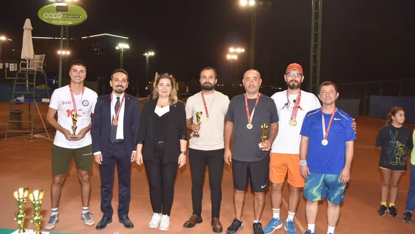 ADANA BAROSU 29 EKİM CUMHURİYET KUPASI TENİS TURNUVASINDA ÖDÜLLER SAHİBİNİ BULDU