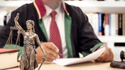 Avukatlık Reklam Yasağı: Mesleği Koruyan Kalkan mı, Gelişimi Engelleyen Pranga mı?