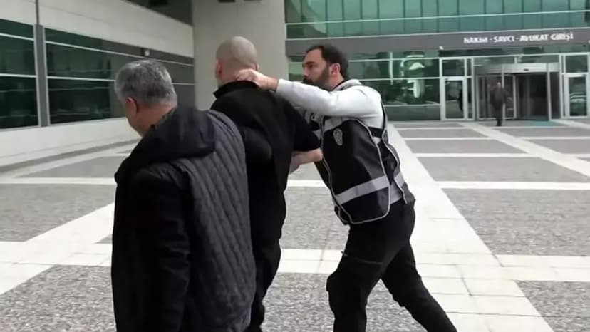 Adliyenin giriş kapısına &#039;kafa atan&#039; hırsızlık şüphelisi tutuklandı