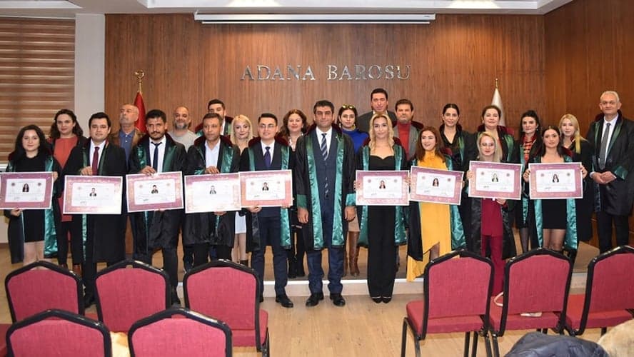 ADANA BAROSU’NDA DÜZENLENEN TÖRENLE AVUKATLIK MESLEĞİNE ADIM ATTILAR
