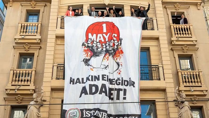 İstanbul Barosu binasına 1 Mayıs pankartı asıldı: 'Halkın ekmeğidir adalet'
