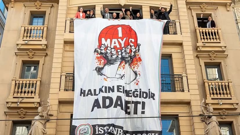 İstanbul Barosu binasına 1 Mayıs pankartı asıldı: 'Halkın ekmeğidir adalet'