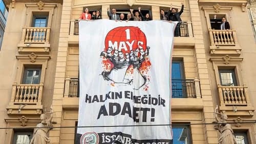 İstanbul Barosu binasına 1 Mayıs pankartı asıldı: 'Halkın ekmeğidir adalet'