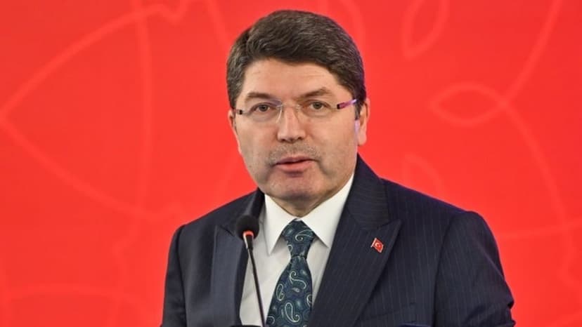 Bakan Tunç: Liselerde ve ortaokullarda hukuk ve adalet dersini önemsiyoruz