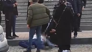 Cinsel istismarla suçladığı kişiyi adliye önünde kalbinden bıçaklayarak öldürdü