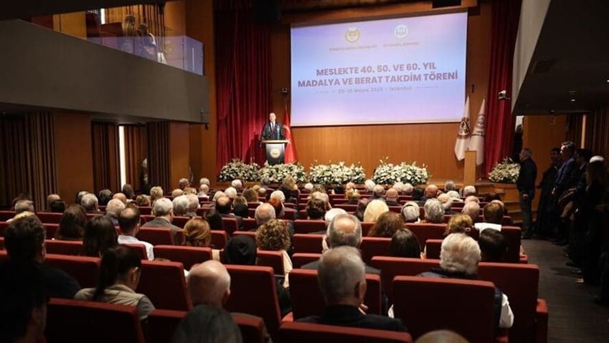 TBB Başkanı Sağkan, meslekte 40, 50 ve 60 yılını dolduran avukatlara madalya ve berat takdim etti